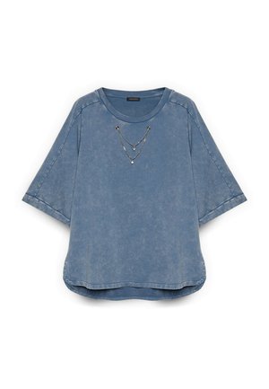 Blau gewaschenes Baumwoll-Top mit kurzen Ärmeln, rundem Halsausschnitt und zwei silbernen Sternanhängern, die an Ketten nahe am Halsausschnitt hängen.