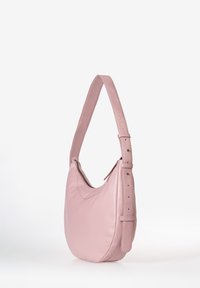 Borsa a spalla in pelle rosa con forma arrotondata, tracolla regolabile e dettagli di cucitura discreti. Texture liscia e design minimalista.