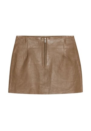 Gonna mini in pelle marrone con una texture liscia, dotata di zip frontale e due tasche orizzontali in vita.