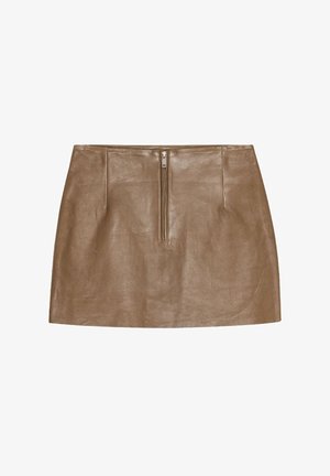 Gonna mini in pelle marrone con una texture liscia, dotata di zip frontale e due tasche orizzontali in vita.