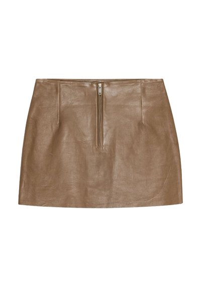 Gonna mini in pelle marrone con una texture liscia, dotata di zip frontale e due tasche orizzontali in vita.