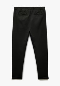 Zwarte broek met een elastische tailleband, twee achterzakken, slim fit en boorden bij de enkels. Gemaakt van een soepele, rekbare stof.