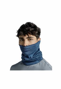 Gaiter blu di collo realizzato in tessuto testurizzato ed elastico, indossato tirato su sopra il viso. Camicia grigia visibile sotto.