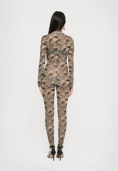 Body de floral semitransparente en tonos tierra con mangas largas y un diseño ajustado. Presenta un delicado patrón floral en toda la prenda.