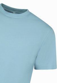 Lichtblauw T-shirt met korte mouwen en een ronde hals. Gemaakt van gladde stof, met nette stiksels en een eenvoudig ontwerp.