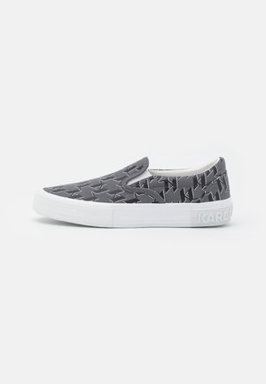 Sneaker slip-on con tomaia in tessuto grigio con motivi astratti a stelle nere e bianche e suola in gomma bianca con marchio in rilievo.