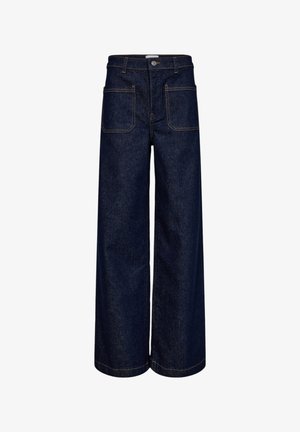 Jean en denim bleu foncé à jambes larges avec poches avant plaquées, passants de ceinture et fermeture par bouton à la taille.