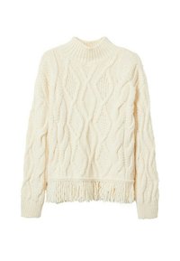Pull en tricot couleur crème avec motifs torsadés, col montant côtelé, manches longues et ourlet frangé.