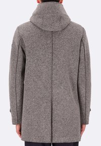 Cappotto lungo in lana grigia con colletto alto e maniche lunghe. Presenta una vestibilità dritta e un design posteriore senza cuciture. Dettagli di trama sottili in tutto il capo.