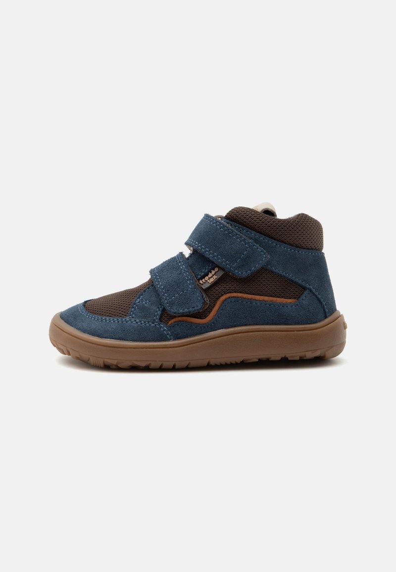 Παιδικό sneaker ψηλής κοπής σε μπλε και καφέ με δύο λουριά με βέλκρο και υφή στη λαστιχένια σόλα.