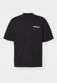 Svart bomullströja med korta ärmar, hög halsringning och en vit "Carhartt" logotyp på vänster bröstområde. Enkel, klassisk design.