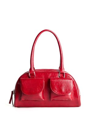 Rote Ledertasche mit runder Form, zwei vorderen Taschen, eleganten Griffen und einem Reißverschluss. Strukturiert Oberfläche mit dezentem Glanz.