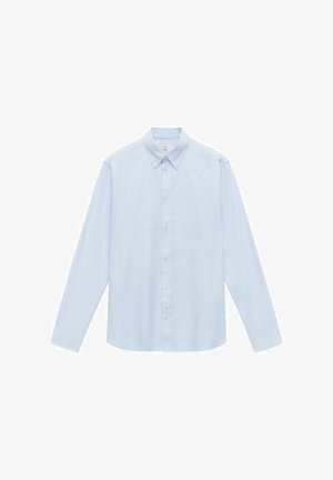 Helles blaues Langarmhemd aus einem Stoff mit glatter Textur. Es hat einen klassischen Kragen und kleine weiße Knöpfe.