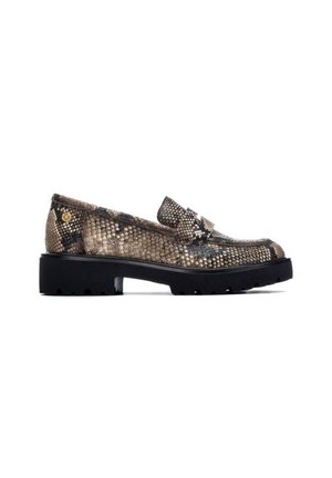 Mocasín con estampado de piel de serpiente marrón y negro, con suela gruesa negra de tacos y pequeño emblema dorado cerca del talón sobre fondo blanco.