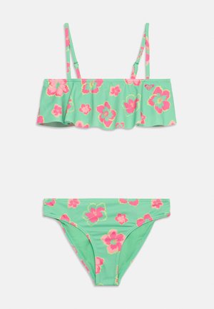 Costume da bagno due pezzi verde con stampa floreale rosa e gialla, top a fascia con volant e spalline, e slip coordinati.