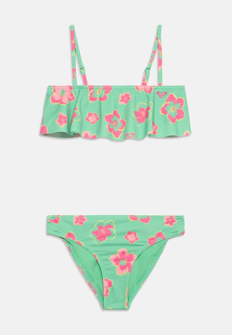 Maillot de bain deux pièces vert avec imprimé floral rose et jaune, haut bandeau à volants avec bretelles, et bas de bikini assorti.