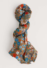 Brun blommig scarf med färgglada blommor i blått, rött och vitt på ett mjukt, strukturerat tyg. Scarfen är knuten för visning.