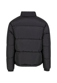 Svart pufferjakke med høy krage, quiltet design med horisontale baffler, elastiske mansjetter og en kort beltelinja.