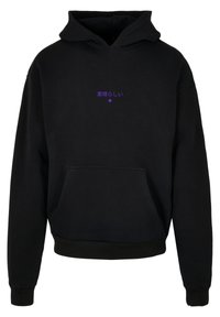 Sudadera negra hecha de tela suave, con un bolsillo frontal, puños acanalados y un pequeño gráfico púrpura con texto japonés.