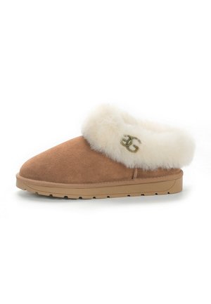 Brun ruskind slip-on hjemmesko med tyk hvid pelskrave og gyldent dobbel-G-logo på siden, med rillede gummisål.