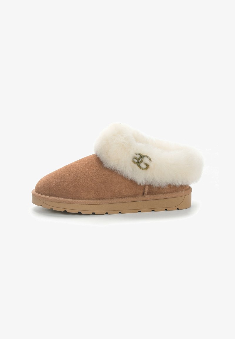 Chausson en daim marron à enfiler avec un col en fourrure blanche épaisse et un logo double-G doré sur le côté, doté d'une semelle en caoutchouc rainurée.