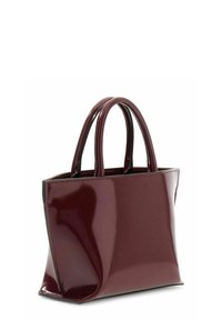Sac cabas en cuir verni bordeaux avec poignées courtes, forme rectangulaire, texture lisse et design minimaliste. Pas d'ornements supplémentaires.
