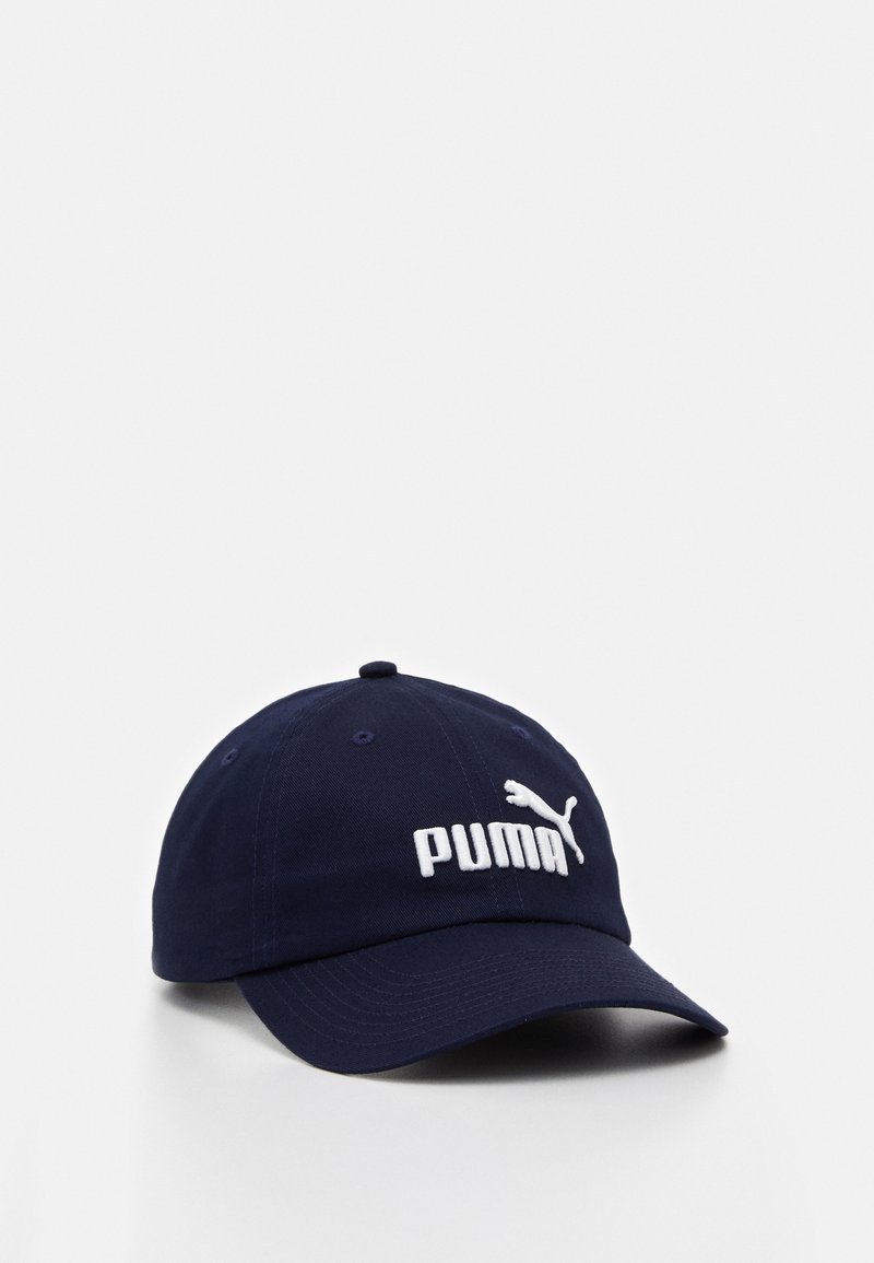 Casquette de baseball bleu marine avec une visière courbée, arborant un logo Puma blanc et un emblème de chat bondissant au centre avant.