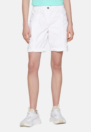 Weiße Cargo-Shorts mit umgeschlagenen Säumen, seitlichen Taschen und einem Knopfverschluss, aus leichtem Stoff. Getragen mit weißen Sneakers.