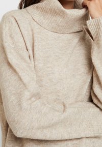 someday. Stickad tröja - beige