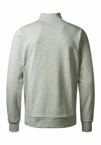 Grå hettegenser med høy krage, ribbede mansjetter og nederkant. Myk, teksturert stoff med en jevn overflate, uten mønstre eller grafikk.