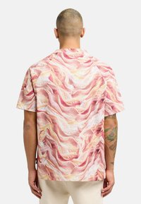 Kurzarmhemd mit einem strukturierten, wirbelnden Muster in Pink und Creme. Aus Baumwolle mit einem entspannten Schnitt, von hinten präsentiert.
