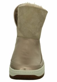 Taupe Stiefelette mit weicher Fleece-Fütterung und strukturiertem Wildlederoberteil. Verfügt über eine glatte Leder-Zehenspitze, Gummi-Außensohle und gestickte Akzente.