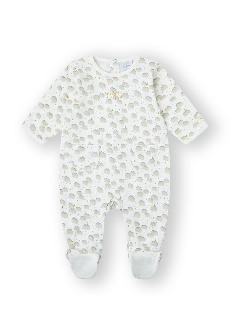 Pijama blanco para bebé con estampado de nube gris y luna amarilla, mangas largas, piernas con pies, bolsillos delanteros y texto "totalmente mágico" en el pecho.