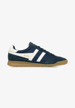Sneaker sportive blu navy e bianche realizzate in suede e mesh, con due strisce bianche, suola in gomma resistente e branding dorato.