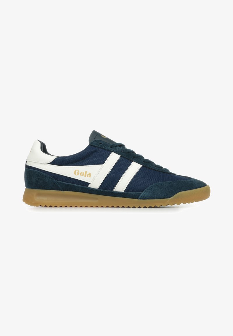 Zapatillas deportivas en navy y blanco, con materiales de nobuck y malla, que presentan dos rayas blancas, una suela de goma y una marca dorada.