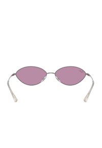 Occhiali da sole con forma ovale, montatura metallica color argento e lenti rosa. Presentano punte delle aste trasparenti e un design minimalista.