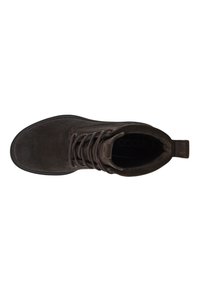 Stivaletto in suede marrone con design a lacci, punta rotonda e suola piatta con branding sottile sulla soletta. Superficie superiore testurizzata.