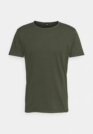 T-shirt à manches courtes vert olive en tissu de coton doux ; encolure ronde aux bords lisses ; design uni sans motifs ni accents.