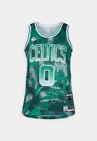 Groene basketbalshirt met de tekst "CELTICS" en het nummer "0" in het wit. Gemaakt van gestructureerde stof met een geometrisch patroon. Bevat een NBA-logo patch.