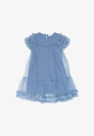 Vestito azzurro con maniche corte arricciate, sovrapposizione trasparente e orlo a balze con finitura morbida e testurizzata. Chiusura posteriore con bottoni.