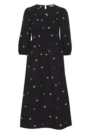 Vestido largo negro con mangas largas, cuerpo fruncido y bordado floral disperso en rosa, púrpura y verde. Cierre de ojal en la parte posterior.