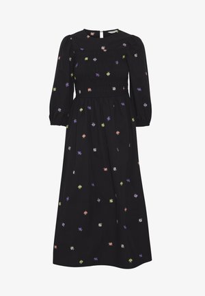 Vestido largo negro con mangas largas, cuerpo fruncido y bordado floral disperso en rosa, púrpura y verde. Cierre de ojal en la parte posterior.