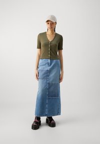 ONLY ONLLAILA BUTTON - Basic T-shirt - kalamata