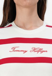 Tommy Hilfiger SCRIPT - Print T-shirt - iovry /med red