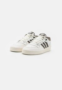 adidas Originals RIVALRY UNISEX - Sneakers low - core white/shadow olive/off white