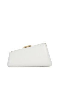 Witte faux leren clutch met een scherp ontwerp, gouden hardware sluiting, gladde textuur en een minimalistische esthetiek.