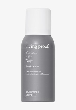 Grijs-witte 90 ml spraybus van Living Proof Perfect Hair Day droogshampoo met tekst die de eliminatie van olie, zweet en geur benadrukt.
