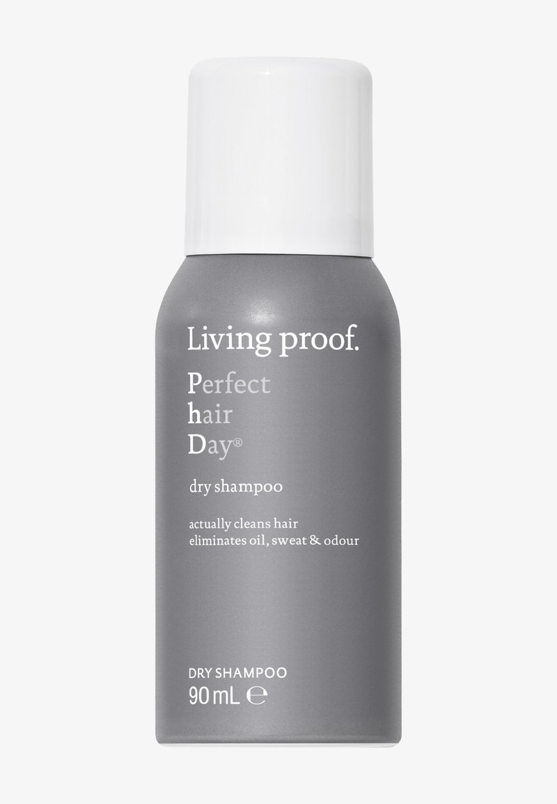 Grau-weiße 90 ml Spraydose von Living Proof Perfect Hair Day Trockenshampoo mit Text, der die Entfernung von Öl, Schweiß und Geruch hervorhebt.
