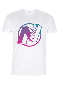 Hvid bomulds t-shirt med en stor cirkulær grafik i pink og teal, hvor ordet "NERF" er stiliseret i fede bogstaver med et tekstureret mønster.