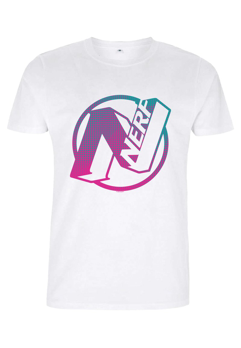 Hvid bomulds t-shirt med en stor cirkulær grafik i pink og teal, hvor ordet "NERF" er stiliseret i fede bogstaver med et tekstureret mønster.